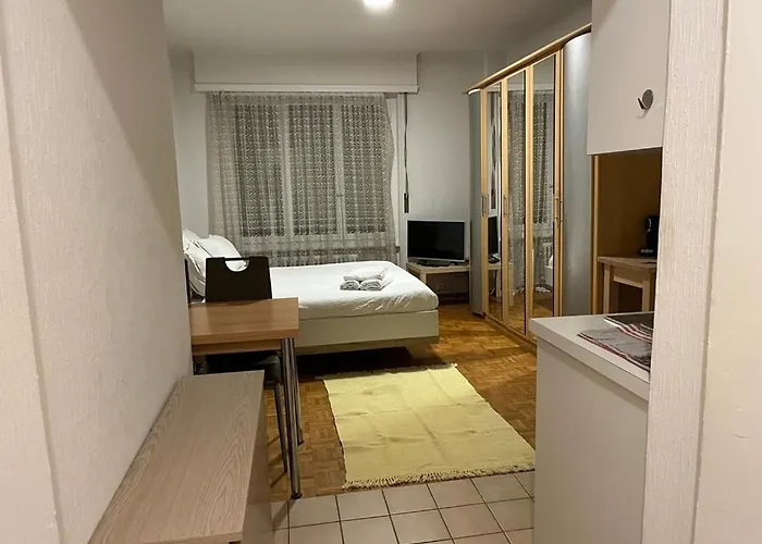 Between The Train Station And Downtown 로잔